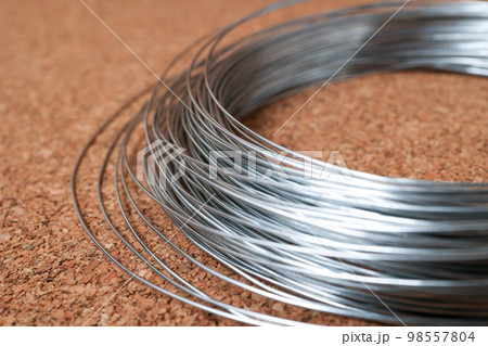 針金, ワイヤー, 金属, 鉄, アルミ, コイル状, 作業, 縛る, 材料, DIY 98557804