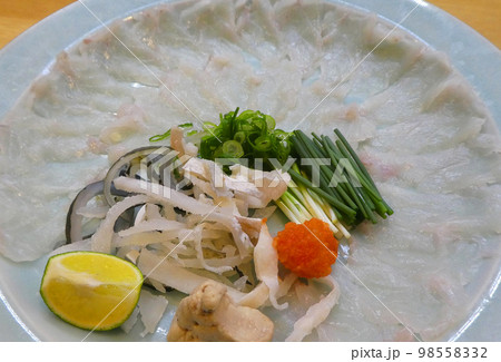 冬の食の楽しみ、トラフグの刺身の写真 冬の食の楽しみ、トラフグの刺身の写真 98558332