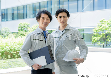 若い作業員と現場監督の2人のポートレート　撮影協力「LINK FOREST] 98558774