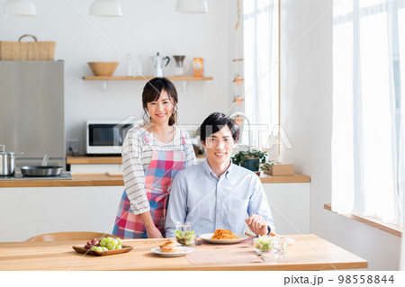 食事する若い夫婦 98558844