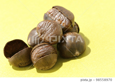 積み重なってる甘栗 積み重なってる甘栗 98558970