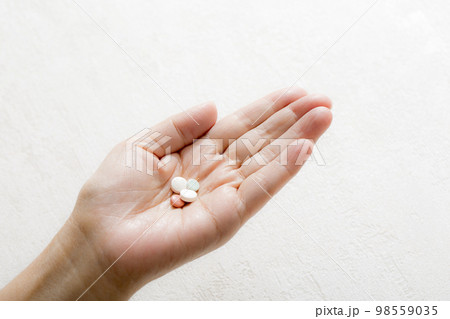 薬、ミドル女性の手のひらの薬 薬、ミドル女性の手のひらの薬 98559035