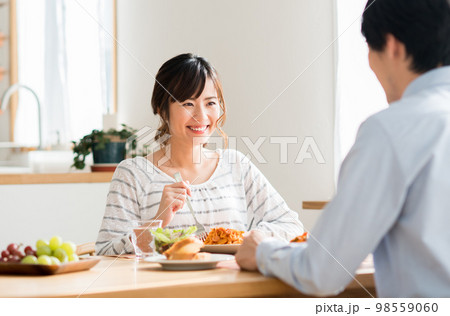 食事する若い夫婦 食事する若い夫婦 98559060