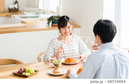 食事する若い夫婦 98559064