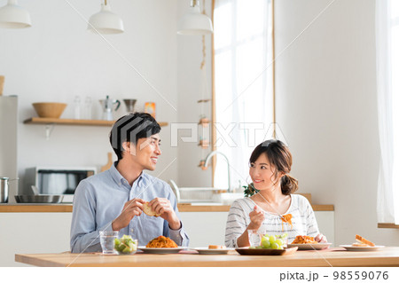 食事する若い夫婦 食事する若い夫婦 98559076