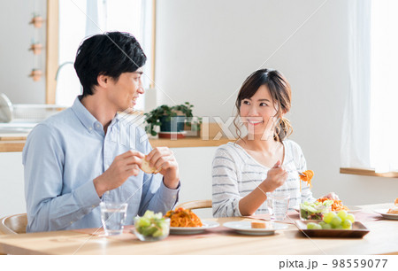 食事する若い夫婦 98559077