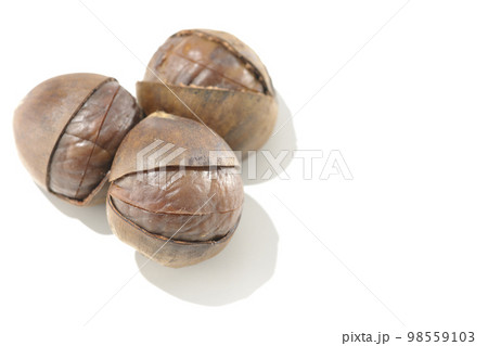 甘栗を白背景で撮影 98559103