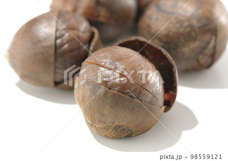 甘栗を白背景で撮影 98559121