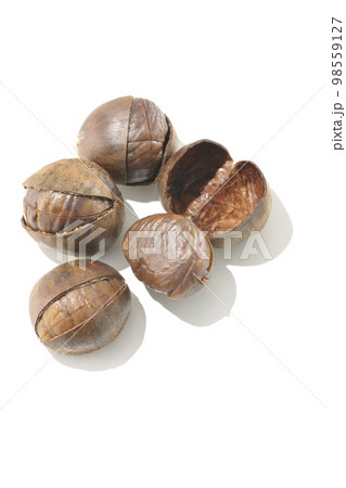 甘栗を白背景で撮影 98559127
