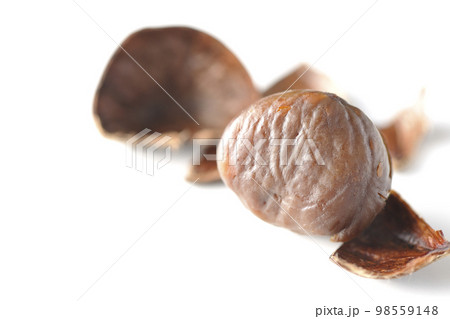 甘栗を白背景で撮影 98559148