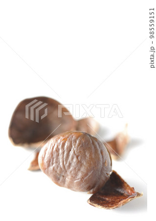甘栗を白背景で撮影 98559151