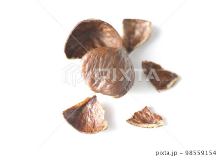 甘栗を白背景で撮影 98559154