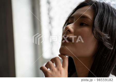 窓辺の若い女性 窓辺の若い女性 98559182