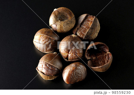 甘栗を黒背景で撮影 甘栗を黒背景で撮影 98559230