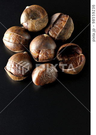 甘栗を黒背景で撮影 98559236