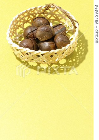 竹かごに入っている甘栗 98559343