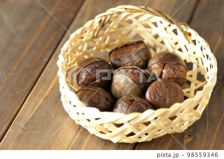 竹かごに入っている甘栗 98559346