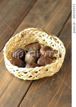 竹かごに入っている甘栗 98559351