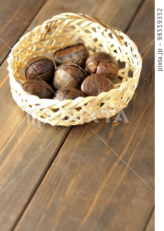 竹かごに入っている甘栗 98559352