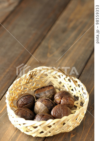 竹かごに入っている甘栗 98559353