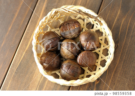 竹かごに入っている甘栗 98559358