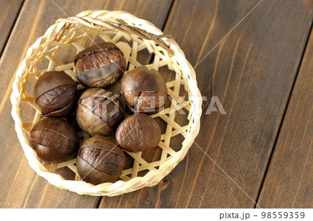 竹かごに入っている甘栗 98559359