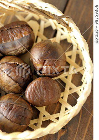 竹かごに入っている甘栗 竹かごに入っている甘栗 98559366