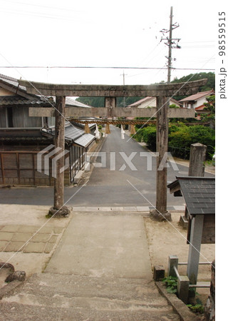 須我神社の境内から外側を望む（島根県雲南市大東町） 98559515