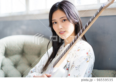若い女性ポートレート(エレキギター) 若い女性ポートレート(エレキギター) 98559535