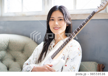 若い女性ポートレート（エレキギター） 98559536