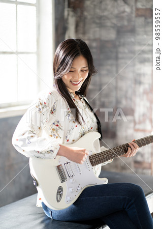 若い女性ポートレート（エレキギター） 98559557