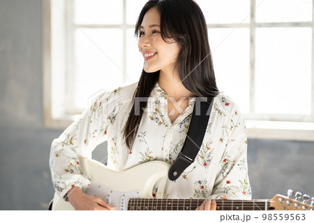 若い女性ポートレート（エレキギター） 98559563