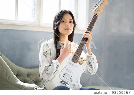 若い女性ポートレート（エレキギター） 98559567