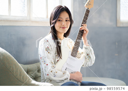 若い女性ポートレート（エレキギター） 98559574