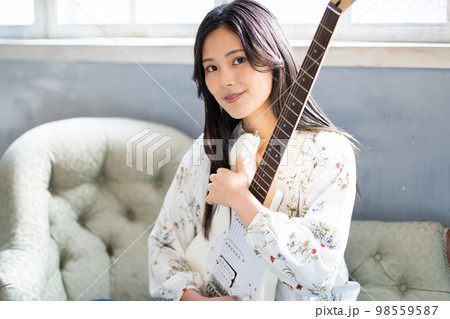若い女性ポートレート(エレキギター) 若い女性ポートレート(エレキギター) 98559587