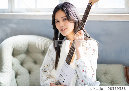 若い女性ポートレート(エレキギター) 若い女性ポートレート(エレキギター) 98559588