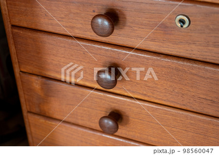 古い木製家具の引き出し 古い木製家具の引き出し 98560047