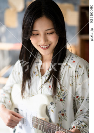 若い女性ポートレート（エレキギター） 98560090