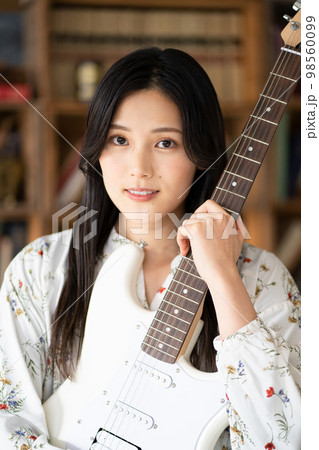 若い女性ポートレート（エレキギター） 98560099