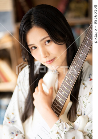 若い女性ポートレート(エレキギター) 若い女性ポートレート(エレキギター) 98560108
