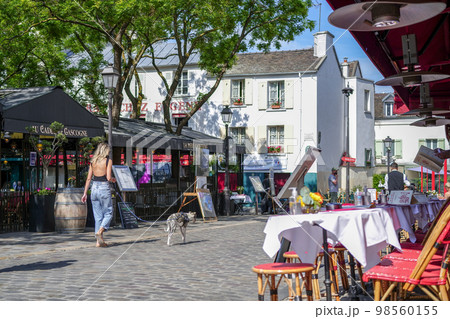 モンマルトルのテアトル広場 (フランス、パリ) 98560155