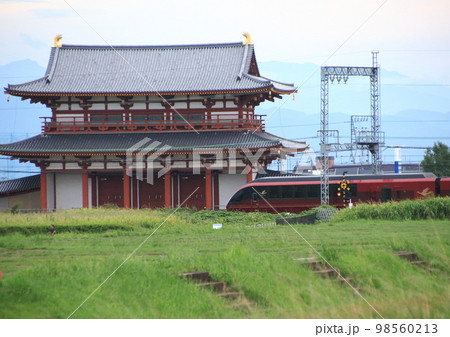 世界遺産の平城宮跡朱雀門前を走行する近鉄特急「ひのとり」 世界遺産の平城宮跡朱雀門前を走行する近鉄特急「ひのとり」 98560213
