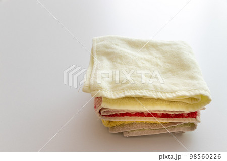 畳んで重ねられたタオル 98560226