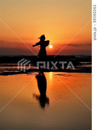夕日と女性の幻想的な風景 夕日と女性の幻想的な風景 98560262