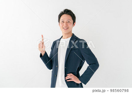 カジュアルビジネス　ミドル　男性　指差し 98560798