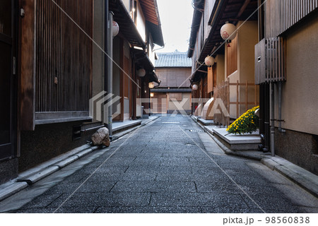 早朝の古都京都京町屋と石畳 早朝の古都京都京町屋と石畳 98560838