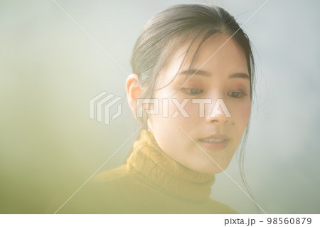 若い女性ポートレート 若い女性ポートレート 98560879