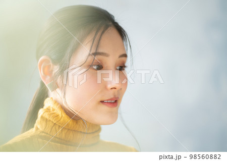 若い女性ポートレート 98560882