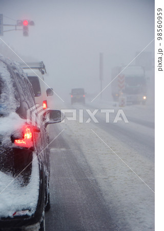 ホワイトアウトした道路 98560959
