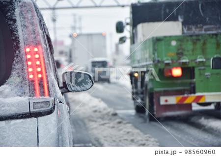雪道での運転 98560960